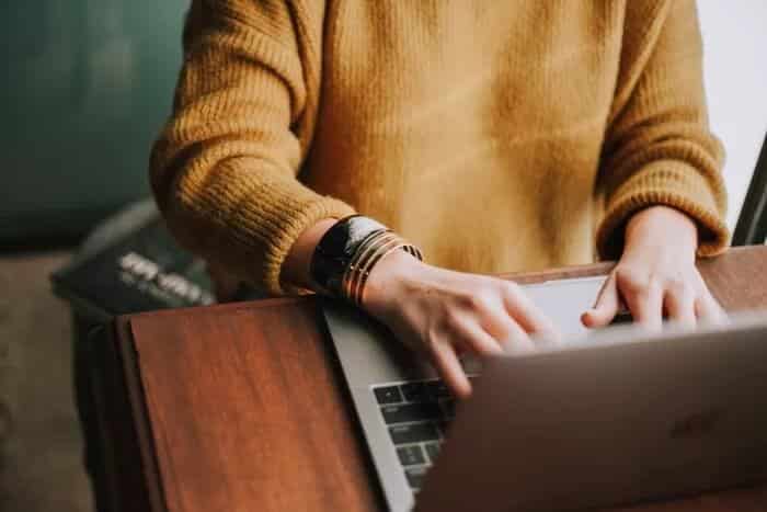 person-using-macbook_935adec67b324b146ff212ec4c69054f كيفية استخدام الحافظة العالمية على نظام Mac