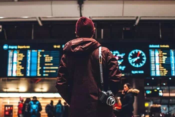person-waiting-to-travel_935adec67b324b146ff212ec4c69054f كيفية استخدام Google Travel للتخطيط لرحلتك