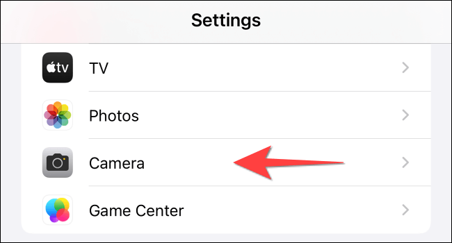 Select-the-Camera-option-in-Settlings-on-iPhone-1 كيفية تعطيل الوضع الليلي التلقائي على كاميرا iPhone