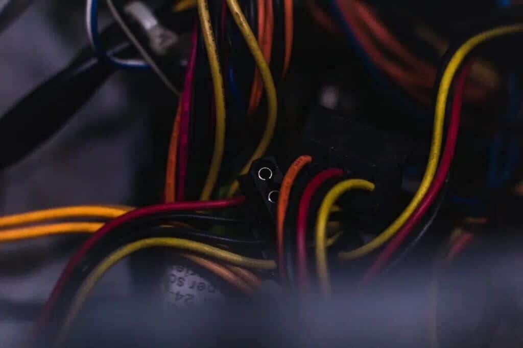 cables-image-1-1024x683-1 كيفية إصلاح جهاز الكمبيوتر لا يقوم بالـ POST