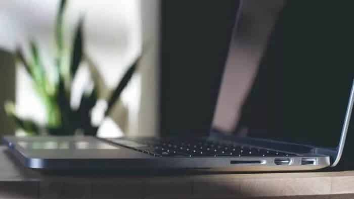 check-laptop-port_935adec67b324b146ff212ec4c69054f أفضل 7 طرق لإصلاح عدم اتصال هاتف Android بجهاز الكمبيوتر