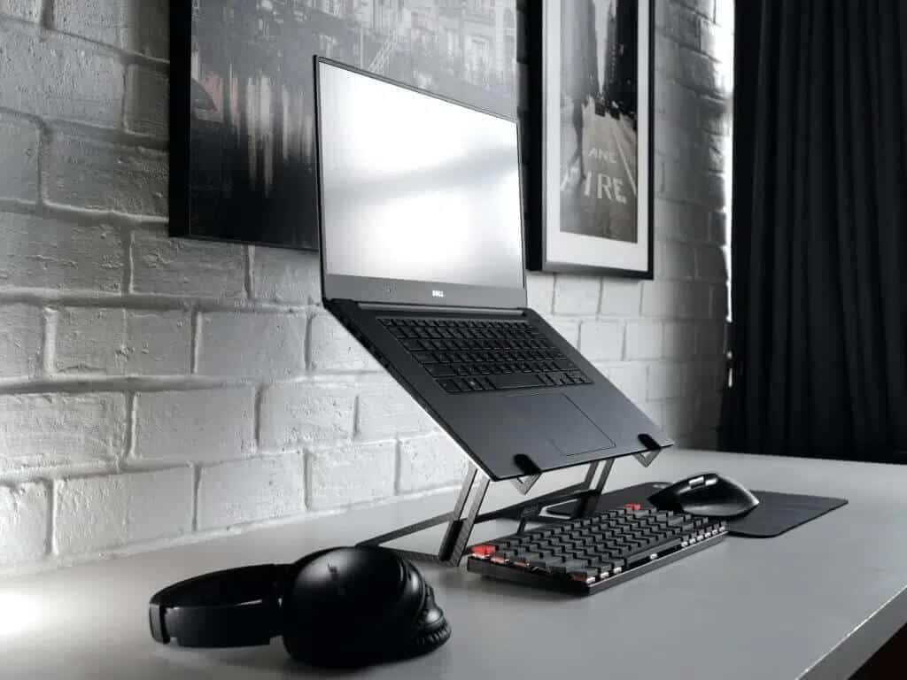laptop-stand-well-ventilated-1024x768-1 إصلاح مشكلة Overwatch FPS Drops