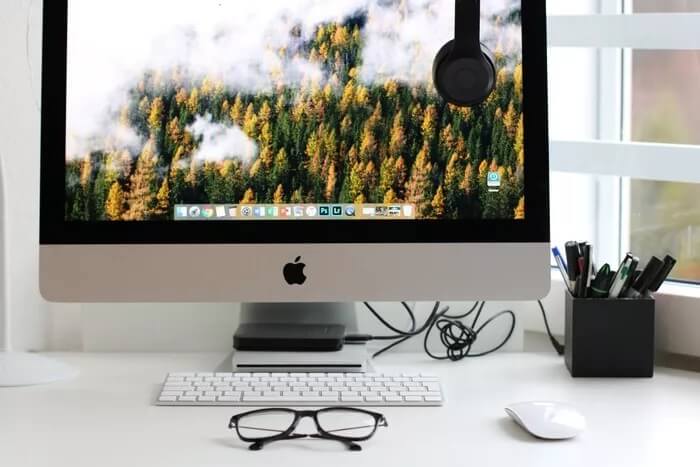 mac-on-desk-with-desktop-screen-open_935adec67b324b146ff212ec4c69054f أفضل 4 طرق لإصلاح التطبيقات التي لا تستجيب على جهاز Mac