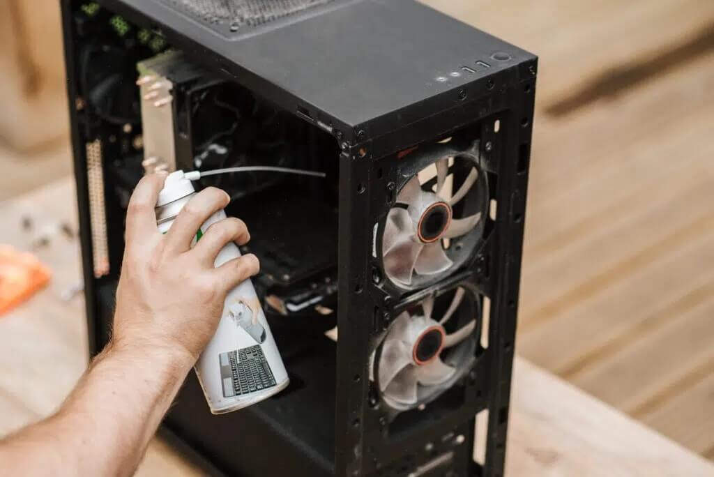man-cleaning-computer-2-1024x684-1 كيفية إصلاح جهاز الكمبيوتر لا يقوم بالـ POST