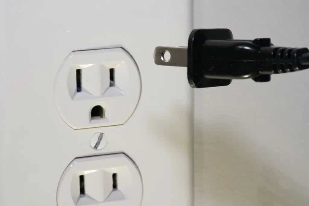 unplug-power-cable-adapter-1024x684-1 إصلاح Windows 10 عالق عند الاستعداد لـ Windows