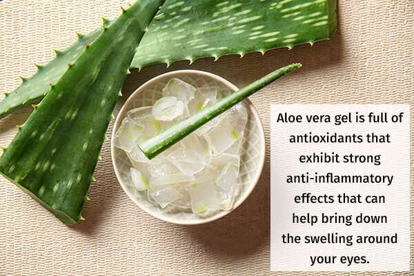 aloe vera gel helps to reduce under eye bags 600x400 - 8 طرق منزلية لعلاج انتفاخ تحت العينين