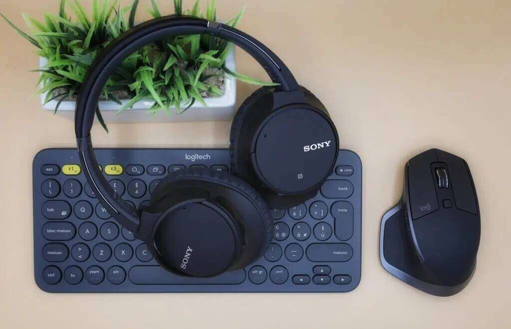 computer-peripherals-keyboard-mouse-and-headphone-1024x660-1-1024x660 حل مشكلة تشغيل الكمبيوتر وعدم ظهور شي على الشاشة