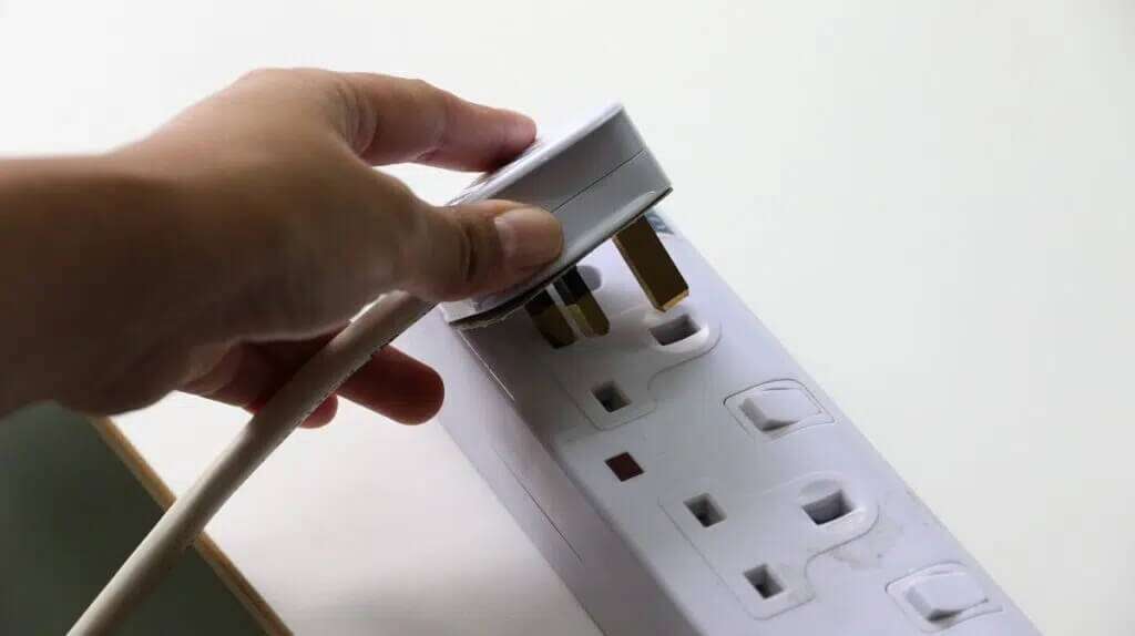 disconnect-power-cord-or-cable-1024x574-1-1024x574 حل مشكلة تشغيل الكمبيوتر وعدم ظهور شي على الشاشة