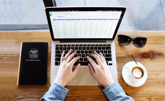how-to-split-text-or-data-in-microsoft-excel-feature-image_935adec67b324b146ff212ec4c69054f أفضل 3 طرق لتقسيم النص أو البيانات في Microsoft Excel
