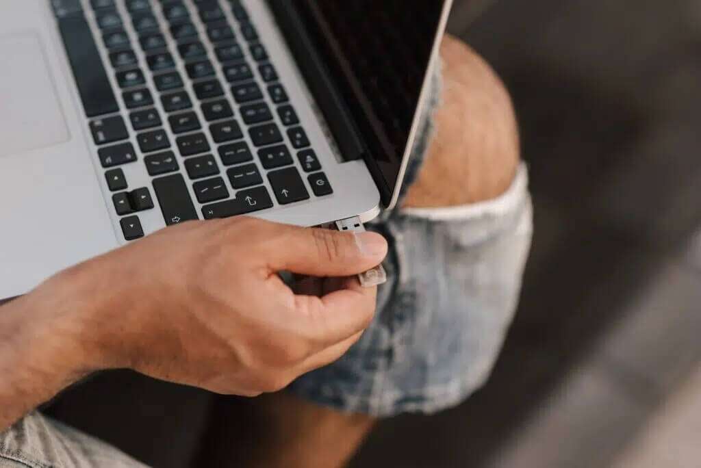 remove-usb-external-device-1024x684-1-1024x684 حل مشكلة تشغيل الكمبيوتر وعدم ظهور شي على الشاشة