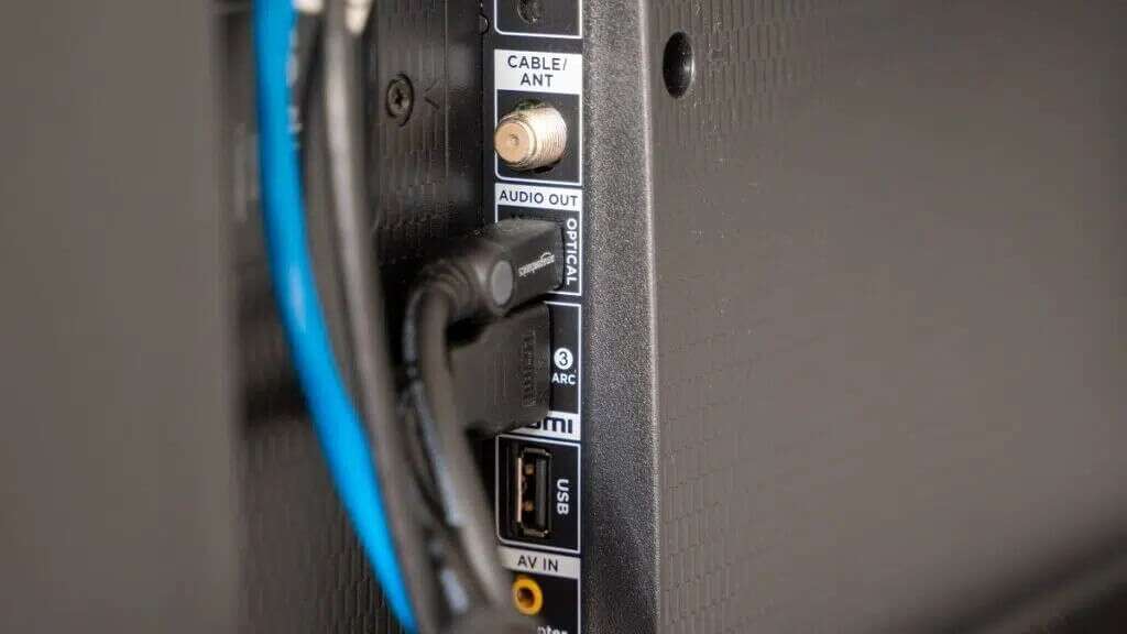 unplug-hdmi-cable-1024x576-1-1024x576 حل مشكلة تشغيل الكمبيوتر وعدم ظهور شي على الشاشة