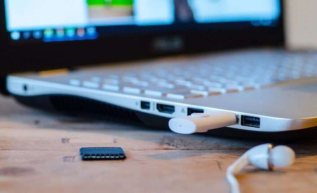 usb-device-ports-laptop-1024x625.jpg-1-1024x625 إصلاح عدم عمل قارئ بطاقة Realtek على  Windows 10