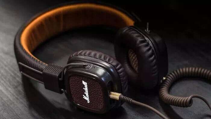 use-headphones_935adec67b324b146ff212ec4c69054f-700x394 أفضل 8 طرق لإصلاح تأخير الصوت في Zoom على Windows