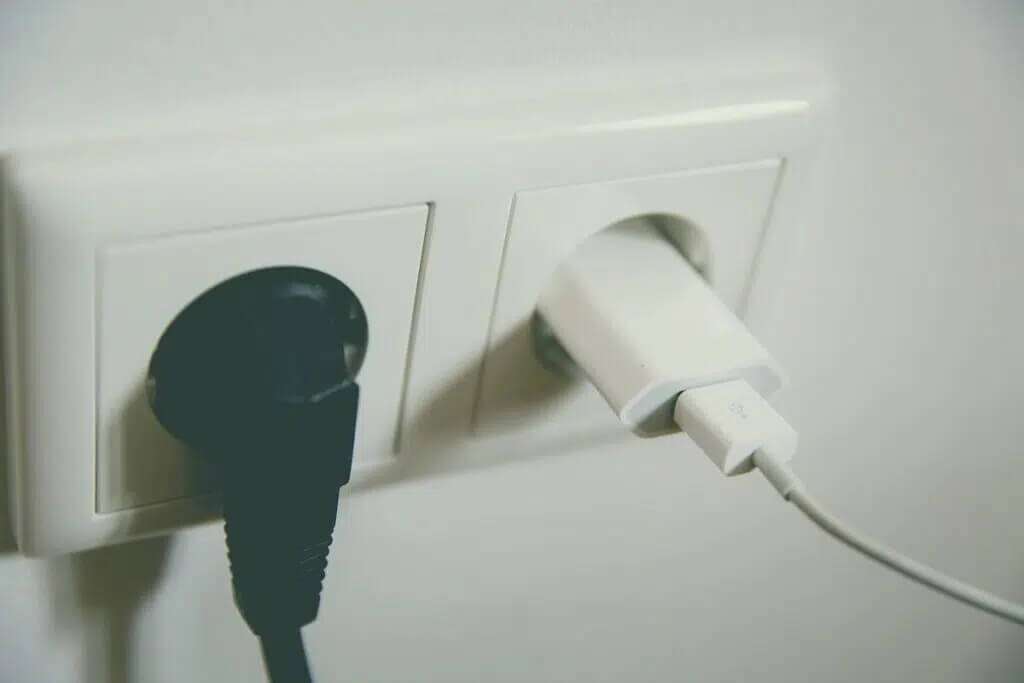 power-cables-connected-to-wall-outlet-1024x683-1-1024x683 إصلاح عدم عمل سماعة Xbox One