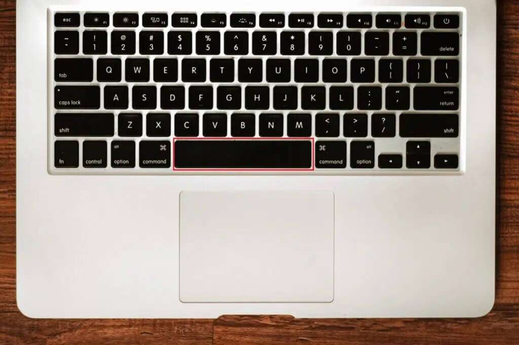 press-spacebar-in-mac-keyboard-1024x682-1-1024x682 كيف تأخذ لقطة شاشة اجتماع Zoom