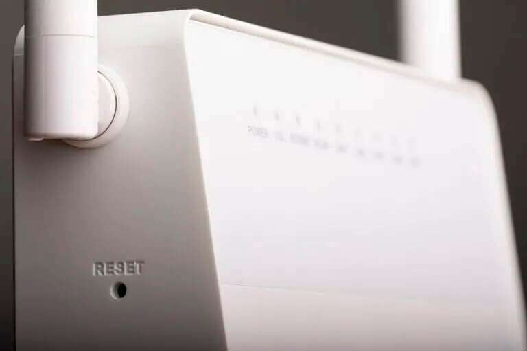 Reset-Router-Using-Reset-Button-768x511-1-768x511 كيفية إصلاح استمرار Xbox One في تسجيل الخروج