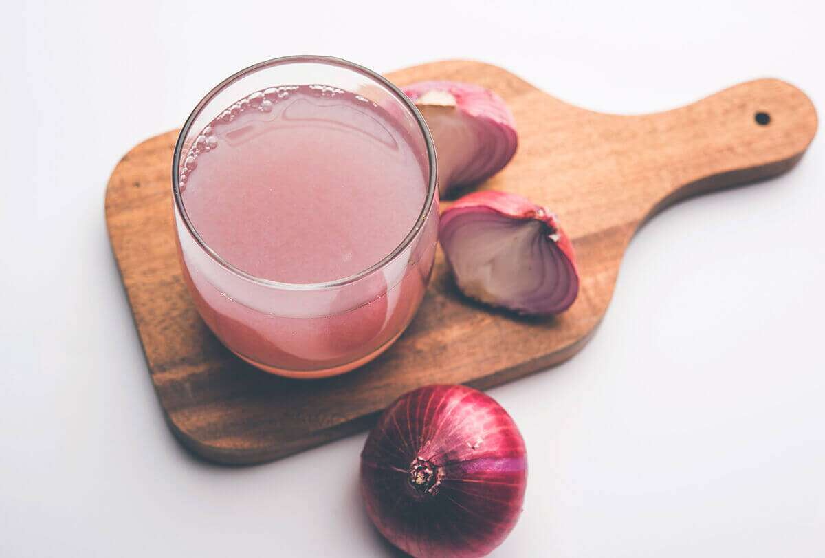 6 طرق لاستخدام عصير البصل على شعرك - skin-beauty apply onion juice on hair feat 1200x811 - 6 طرق لاستخدام عصير البصل على شعرك