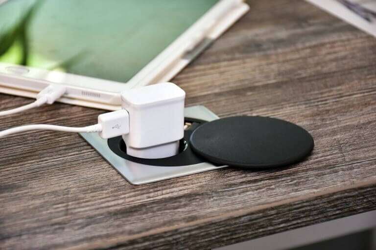 chargin-in-wall-socket-768x512-1-768x512 كيفية إصلاح عدم شحن Galaxy S6