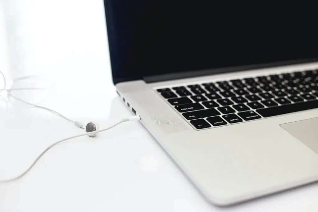 connect-earphone-to-your-PC-or-laptop-1024x683-1-1024x683 كيفية إصلاح صوت الميكروفون منخفض جدًا على Windows 10