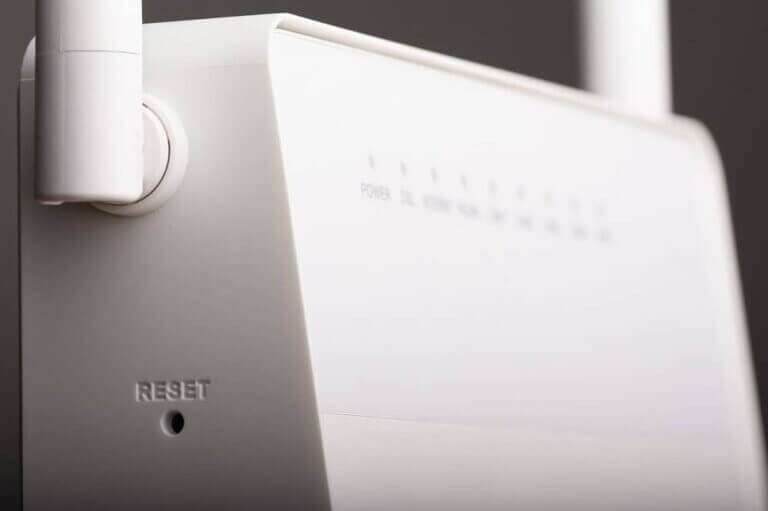 reset-router-using-reset-button-768x511-2-768x511 كيفية إصلاح خطأ Roblox 279