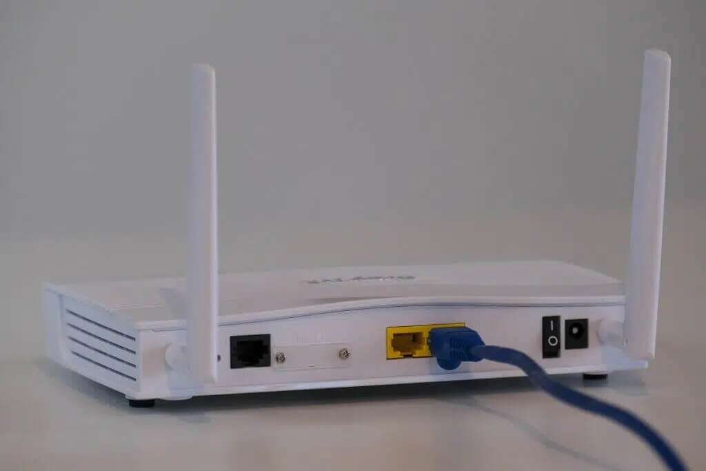 router-with-lan-cable-connected-1024x683-1-1024x683 إصلاح خطأ Halo Infinite No Ping في مراكز البيانات لدينا في Windows 11