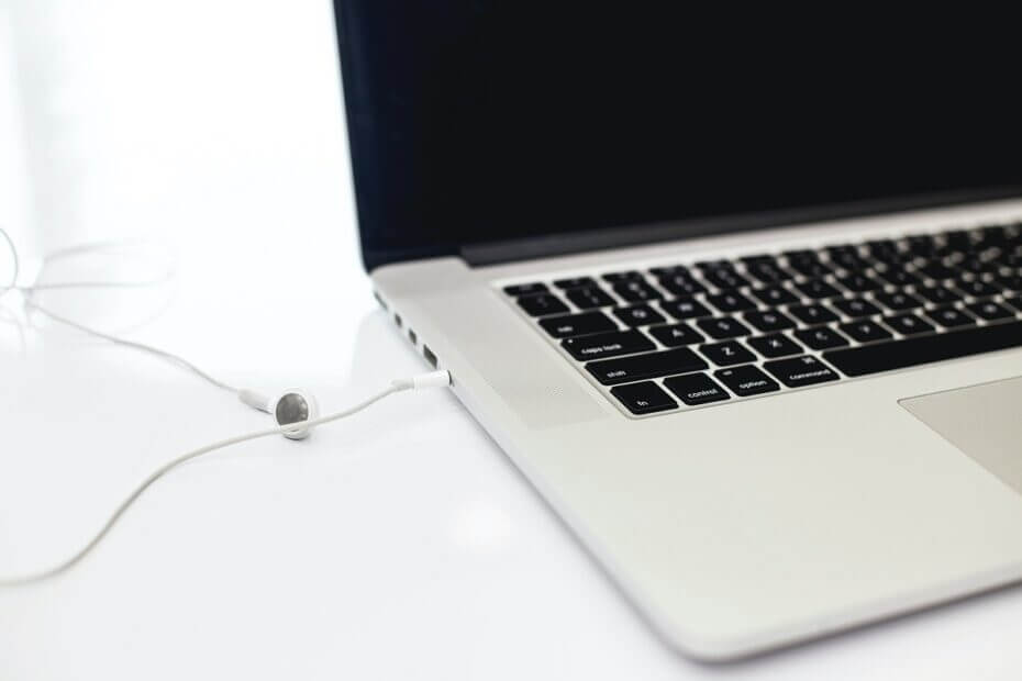 connect-earphone-to-your-PC-or-laptop-930x620-1 إصلاح عدم اكتشاف Discord للميكروفون
