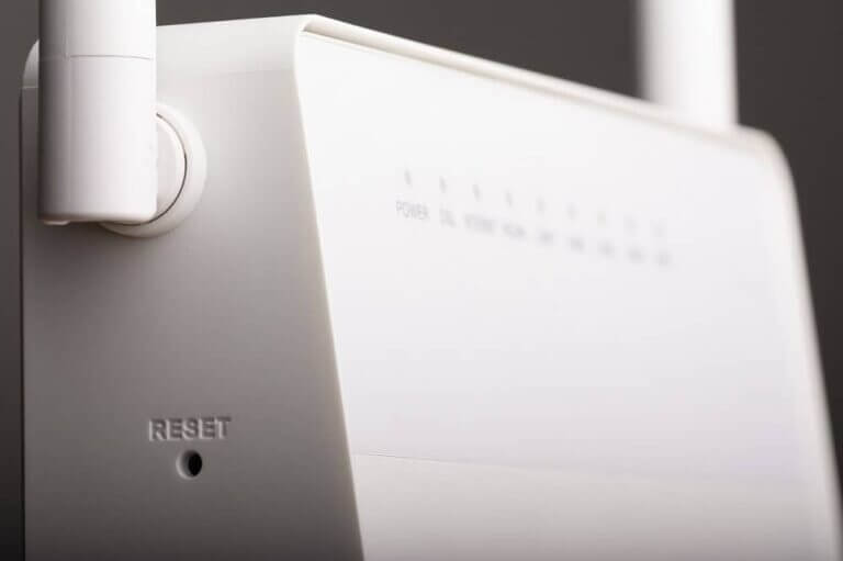 reset-router-using-reset-button-768x511-1 إصلاح ERR_EMPTY_RESPONSE على Windows 10