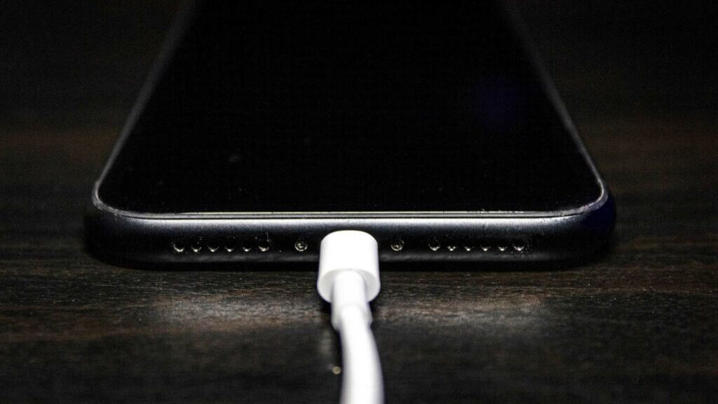 use-original-cable-fix-iPhone-Not-Recognized-by-Computer-1024x576-1 إصلاح عدم تعرف الكمبيوتر على iPhone