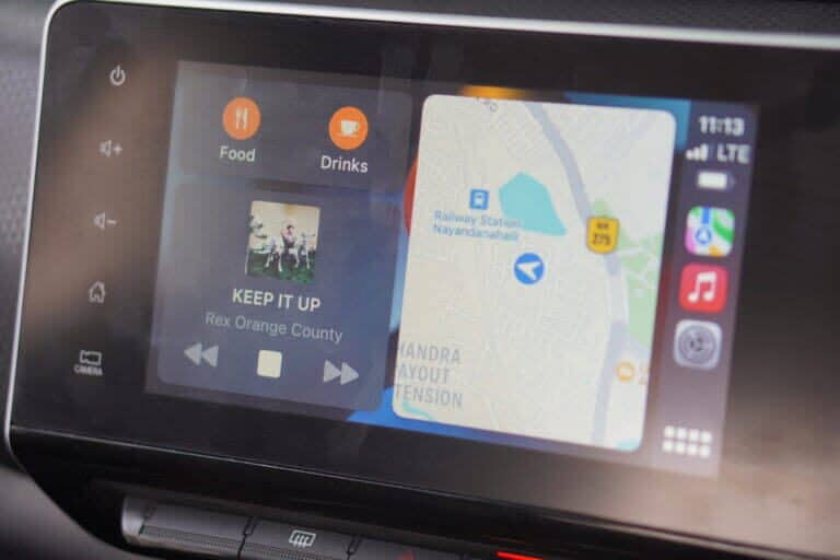 Android-Auto-vs-CarPlay-23-768x512-1 Android Auto مقابل Apple CarPlay: أيهما أفضل ولماذا