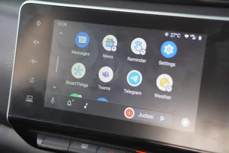 Android-Auto-vs-CarPlay-3-768x512-1 Android Auto مقابل Apple CarPlay: أيهما أفضل ولماذا