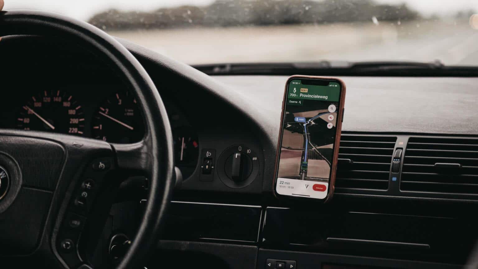 iPhone-in-car-1536x864-1 أفضل 6 طرق للحفاظ على صحة بطارية iPhone