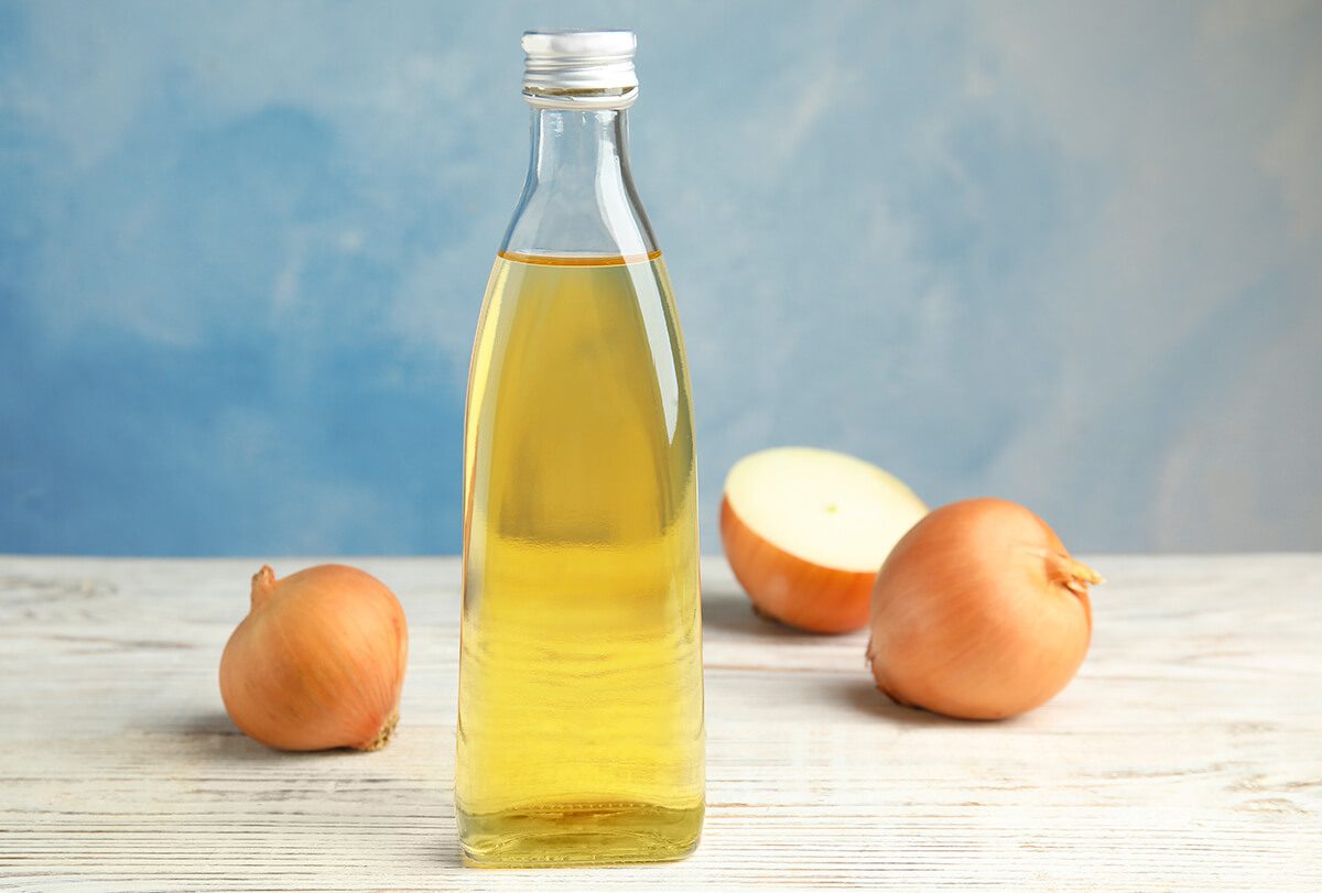 عصير البصل وزيت الزيتون للشعر: الفوائد و 4 طرق لاستخدامه - organicfacts onion juice and olive oil for hair feat - عصير البصل وزيت الزيتون للشعر: الفوائد و 4 طرق لاستخدامه