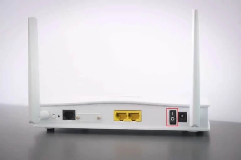 router-power-button-768x512-1 كيفية استكشاف مشكلات اتصال الشبكة وإصلاحها على Windows 10