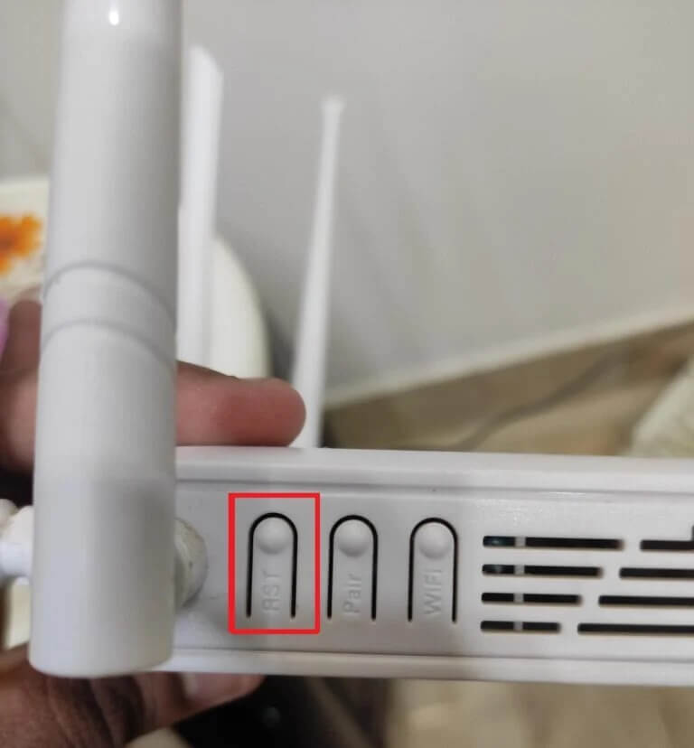 router-reset-2-768x828-1 كيفية استكشاف مشكلات اتصال الشبكة وإصلاحها على Windows 10