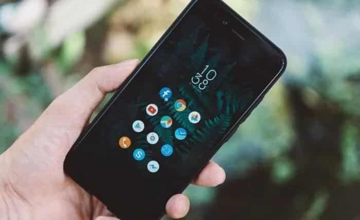 Old-android-phones-security-hand هل يجب عليك استخدام هاتف Android قديم؟