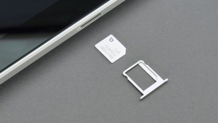 SIM-card-on-iPhone-768x432-1-768x432 أفضل 8 طرق لإصلاح عدم وجود خدمة على iPhone