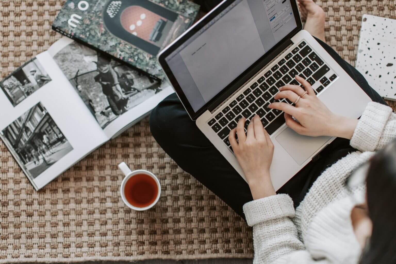 how-to-edit-the-font-when-tracking-changes-in-microsoft-word-feature-image-1536x1024-1 كيفية تحرير الخط والتعليق عند تعقب التغييرات في Microsoft Word