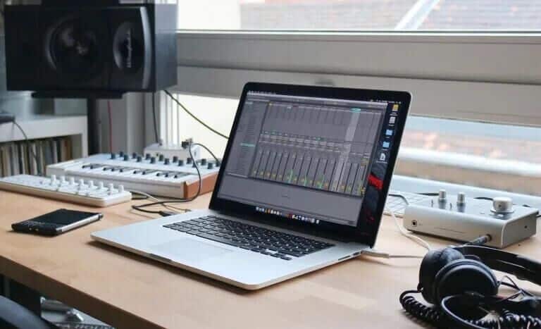 pixabay-office-2608531_1920-768x467 ماذا تفعل إذا لم يتم تشغيل MacBook Pro