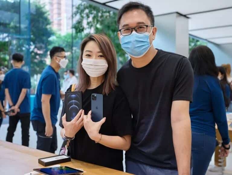 Happy-buy-iphone-768x578 هل يجب عليك شراء iPhone مباشرة من Apple أم من شركة معتمدة؟
