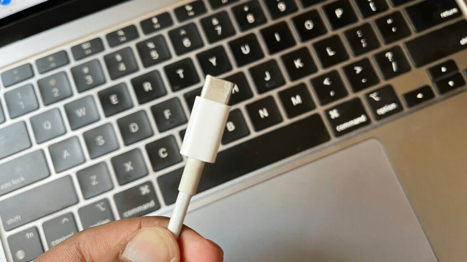 clean-type-c-charging-cable-macbook-air-1536x864-1-1536x864 طرق إصلاح عدم شحن MacBook Air