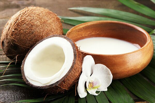 نصائح للعناية بالشعر لأنواع الشعر المختلفة - skin-beauty coconut milk to condition your hair naturally 600x400 - نصائح للعناية بالشعر لأنواع الشعر المختلفة