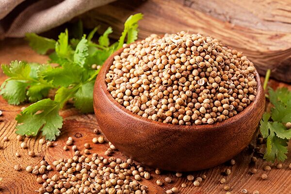 طرق التعامل مع رواسب الكوليسترول حول عينيك - skin-beauty coriander helps to prevent cholesterol deposits around the eyes 600x400 - طرق التعامل مع رواسب الكوليسترول حول عينيك