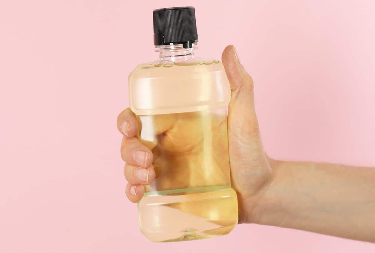 12 استخدامات مدهشة لغسول الفم ليسترين لمشاكل الجلد الشائعة - skin-beauty surprising uses of listerine mouthwash feat 1200x811 - 12 استخدامات مدهشة لغسول الفم ليسترين لمشاكل الجلد الشائعة
