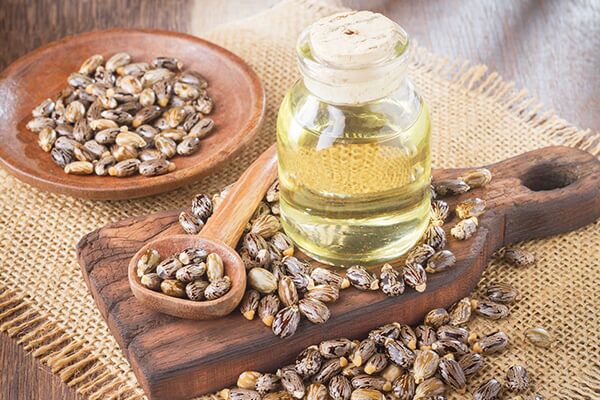 طرق طبيعية لإزالة نسيج مسمار اللحم في المنزل - skin-beauty castor oil to manage calluses 600x400 - طرق طبيعية لإزالة نسيج مسمار اللحم في المنزل