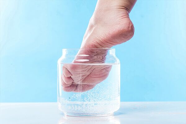 طرق طبيعية لإزالة نسيج مسمار اللحم في المنزل - skin-beauty steps to remove calluses soften it 600x400 - طرق طبيعية لإزالة نسيج مسمار اللحم في المنزل
