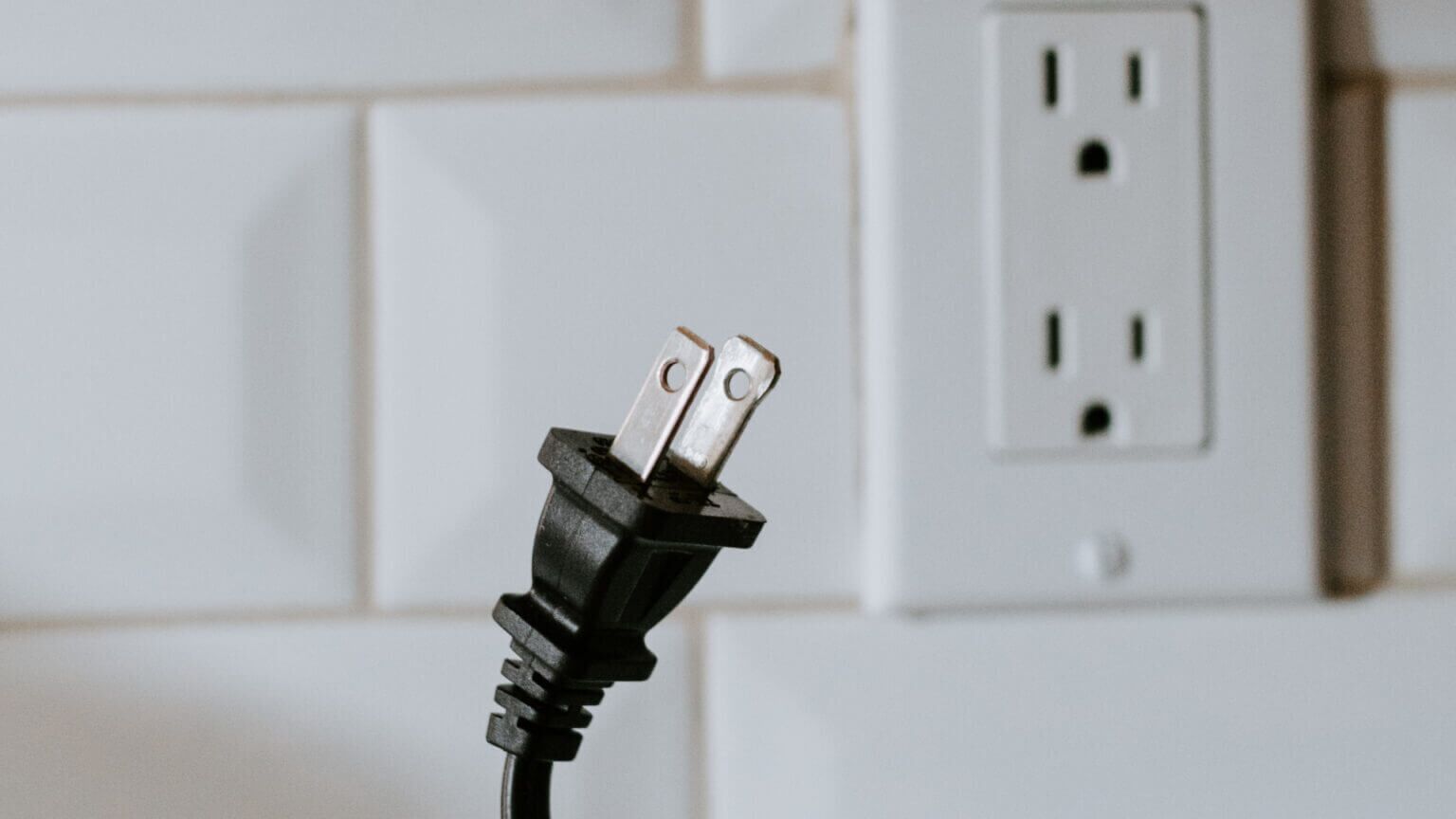 unplug-TV-1536x864-1-1536x864 أفضل 6 طرق لإصلاح مكبر صوت Google Nest عالق في 4 نقاط