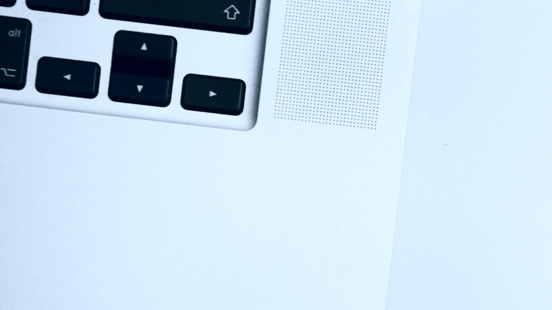 macbook-speakers-1920x1080 طرق إصلاح صوت طقطقة مكبر صوت MacBook