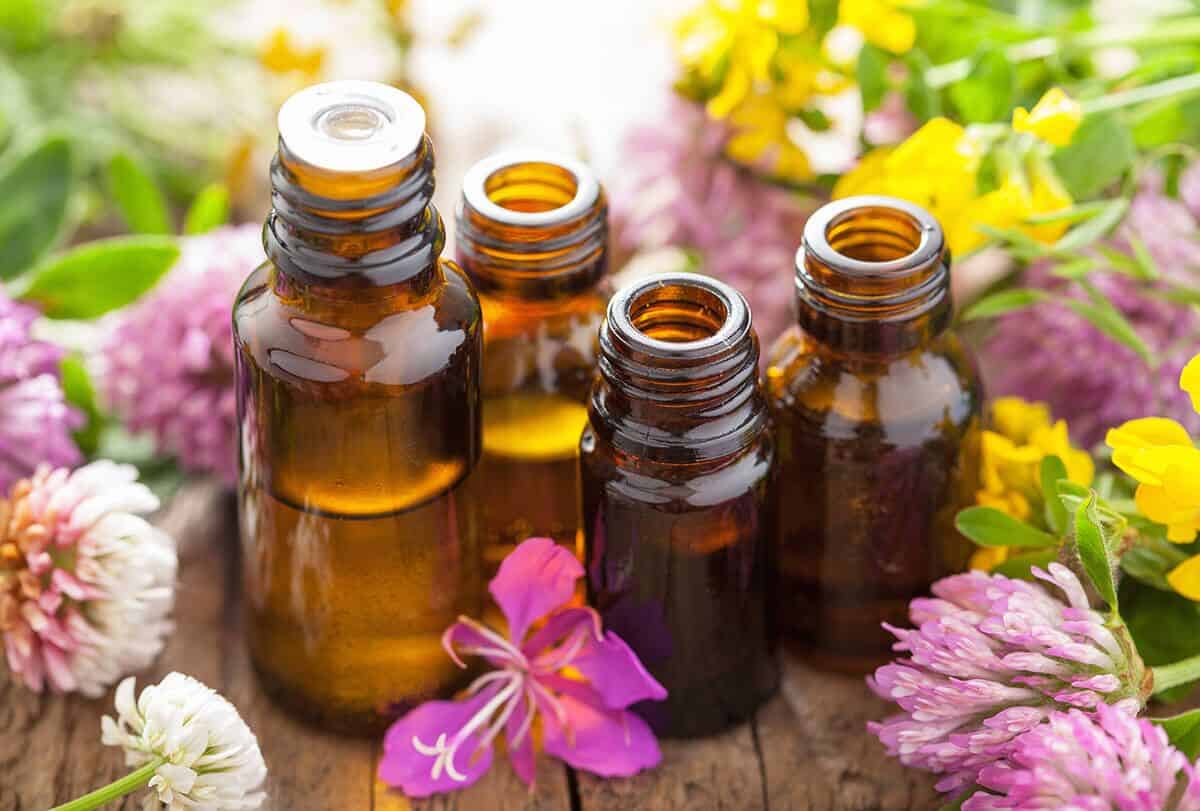 أفصل 10 اسماء زيوت عطرية للجسم وفوائدها الصحية - skin-beauty most popular essential oils and their health benefits feat 1200x811 - أفصل 10 اسماء زيوت عطرية للجسم وفوائدها الصحية