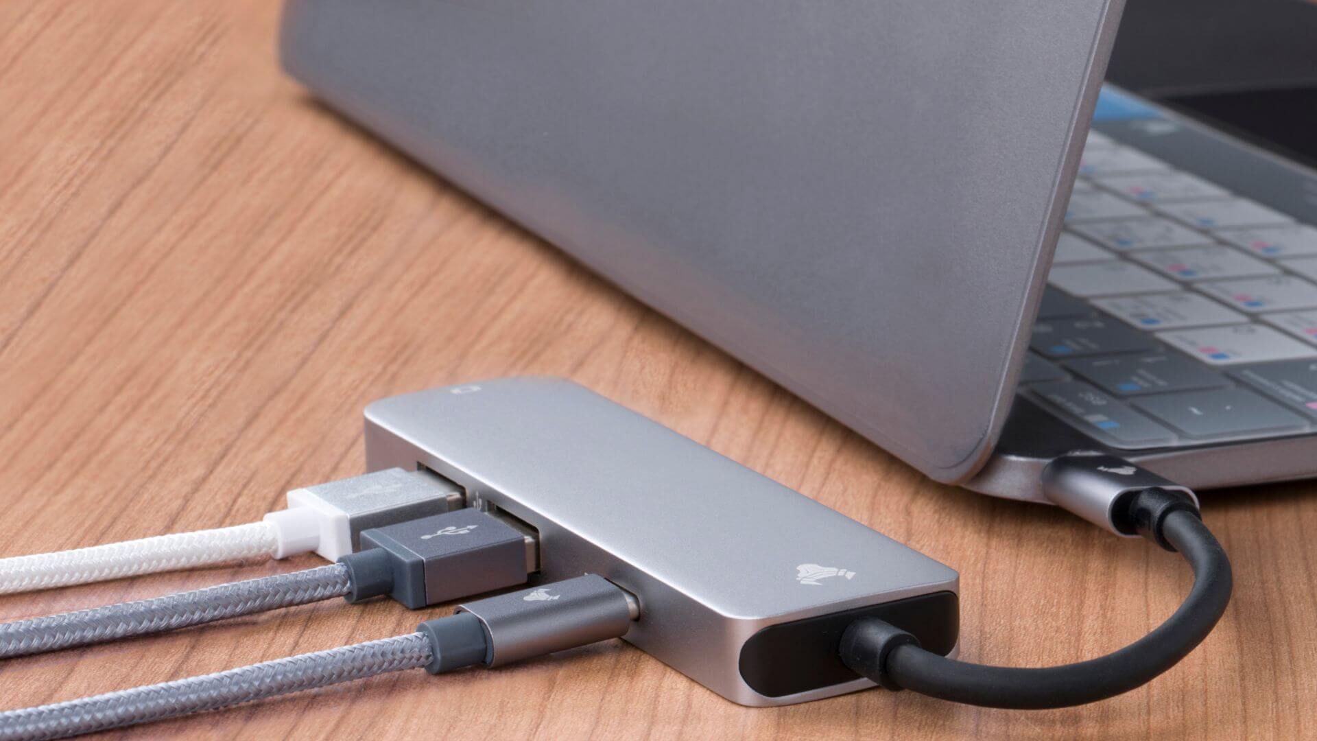 USB-Hub-Connected-to-a-Laptop-1920x1080 أفضل 6 طرق لإصلاح أجهزة USB ، الاستمرار في قطع الاتصال وإعادة الاتصال في Windows 11