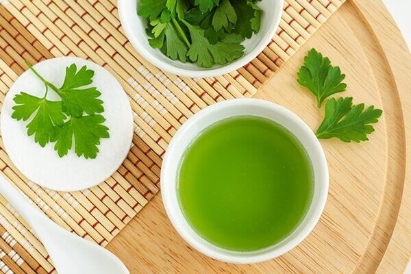 9 علاجات منزلية للمساعدة في مكافحة عدوى الكلى - urinary-tract-health drink parsley juice to detox your kidneys 600x400 - 9 علاجات منزلية للمساعدة في مكافحة عدوى الكلى